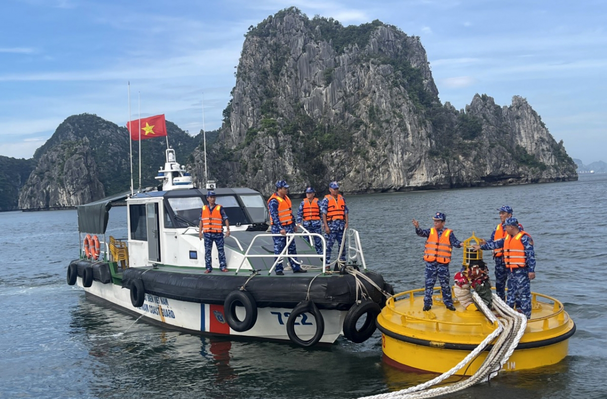 Thiếu tướng Trần Văn Thơ chỉ đạo các tàu, xuồng làm tốt công tác tránh bão trên biển