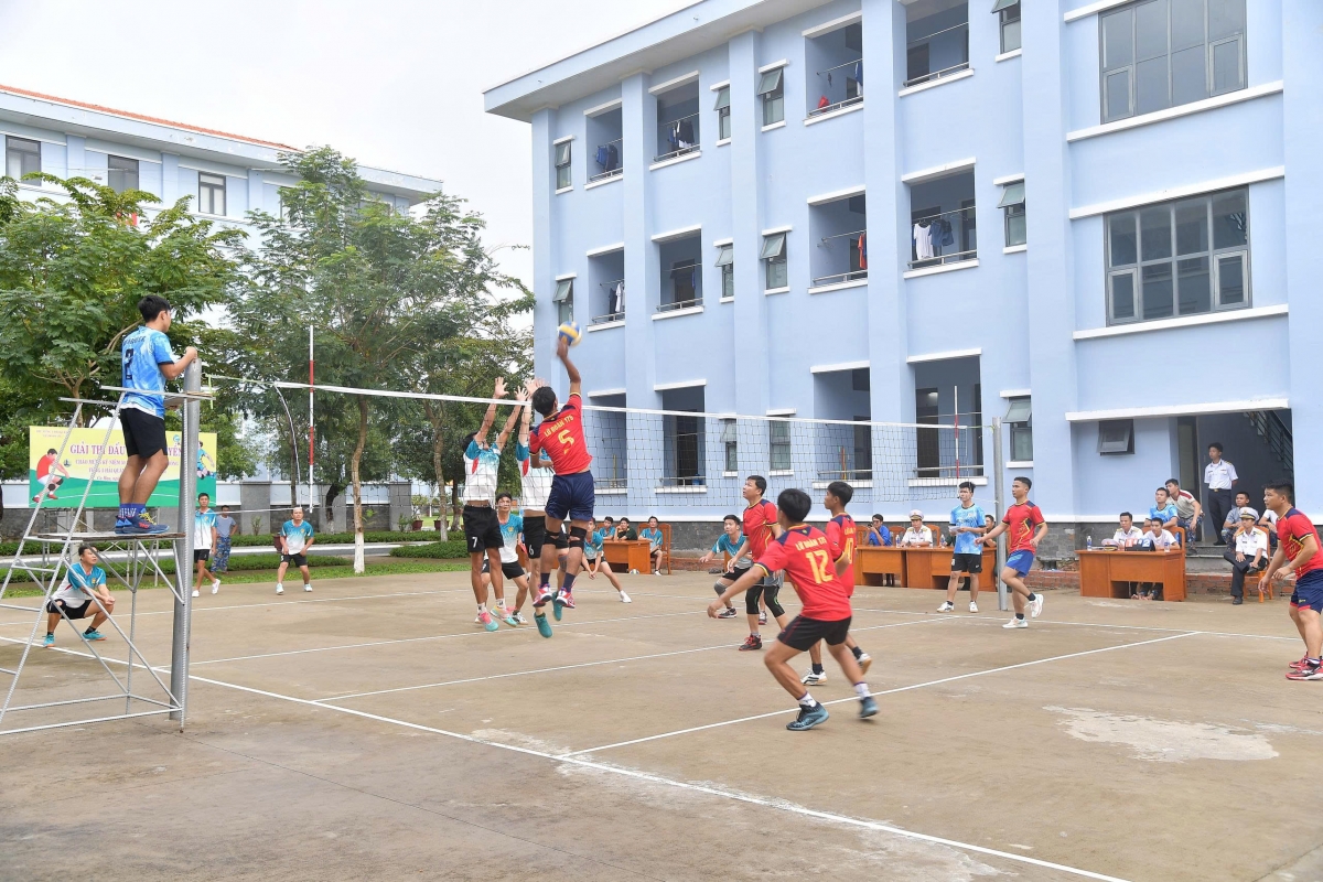 anh_2._cac_van_dong_vien_buoc_vao_thi_dau_mon_bong_chuyen.jpg