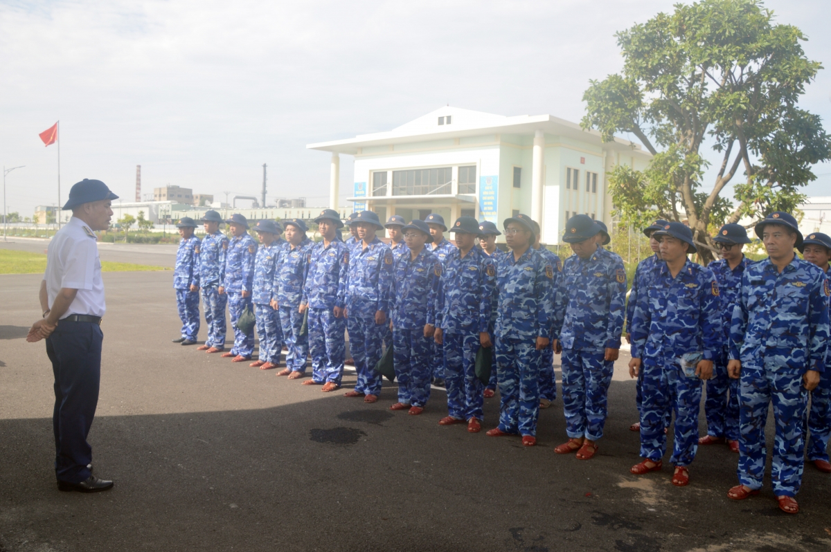 Đại tá Lương Cao Khải kiểm tra lực lượng trực sẵn sàng ứng phó với bão tại Hải đoàn 11