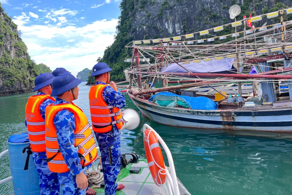 Hải đoàn 11 tuyên truyền cho các tàu cá tại khu vực tránh bão