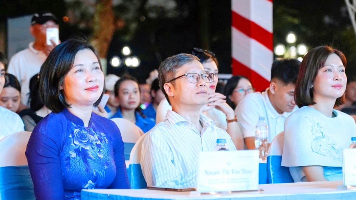 Từ trái qua: Bà Nguyễn Thị Kim Dung - Ủy viên Đoàn Chủ tịch, Phó Trưởng ban Thường trực Ban Công tác Phụ nữ, Hội Liên hiệp Phụ nữ Việt Nam; ông Phí Quốc Thuyên - Phó Tổng Biên tập phụ trách Báo Phụ nữ Việt Nam; bà Nguyễn Thị Thùy Dung - Giám đốc Marketing, Công ty CP Dược phẩm Hoa Linh - Ảnh: Trường Hùng