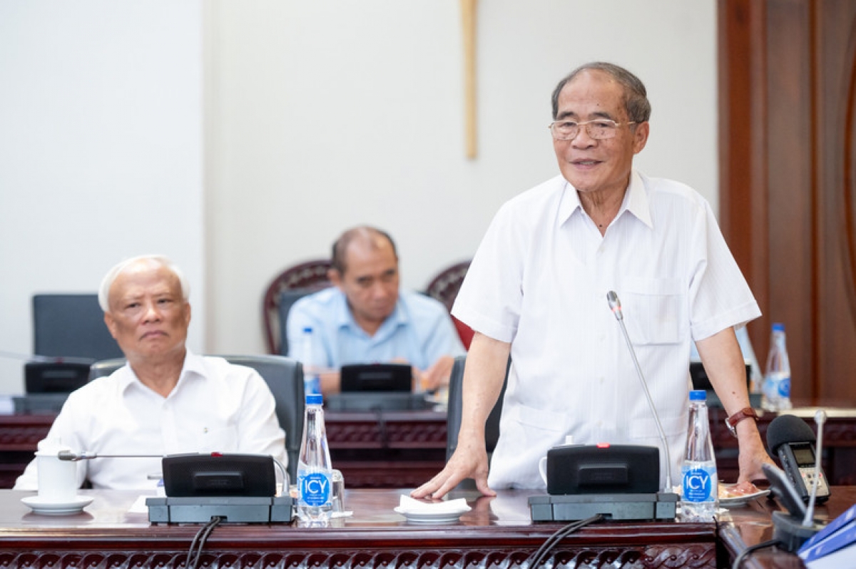 Nguyên Chủ tịch Quốc hội Nguyễn Sinh Hùng chia sẻ cảm nghĩ về cuốn sách của tác giả Ngô Đức Mạnh. (Ảnh: Phạm Thắng)