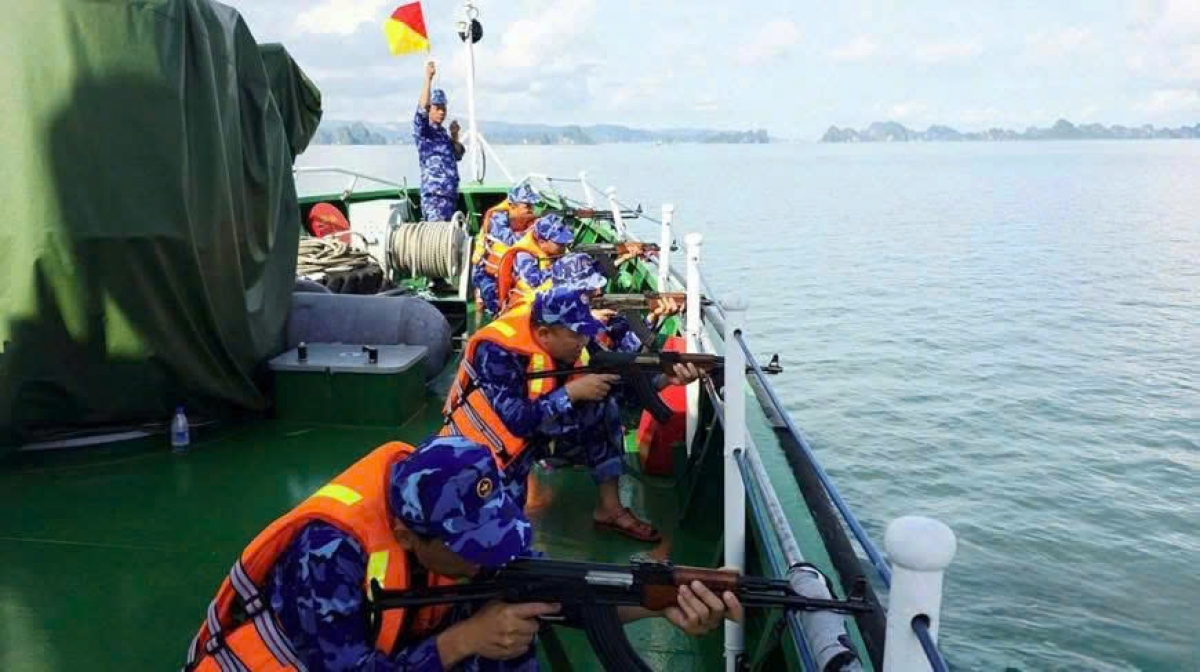 Huấn luyện bắn đạn thật trên biển