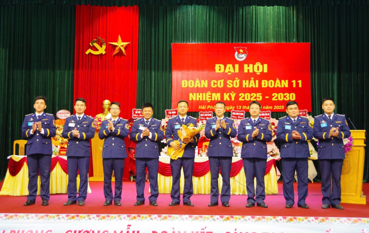 Đại biểu Phòng Chính trị/ BTL Vùng CSB 1 và Thủ trưởng Hải đoàn 11 tặng hoa chúc mừng Ban chấp hành Đoàn cơ sở Hải đoàn 11 nhiệm kỳ 2025 – 2030