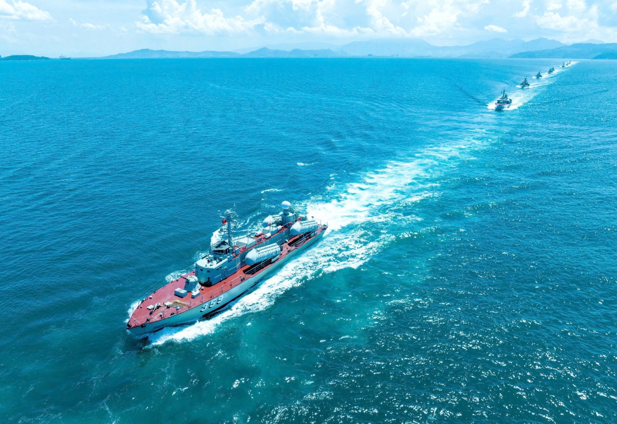 Tàu của Vùng 3 Hải quân trong đội hình Diễu binh trên biển 