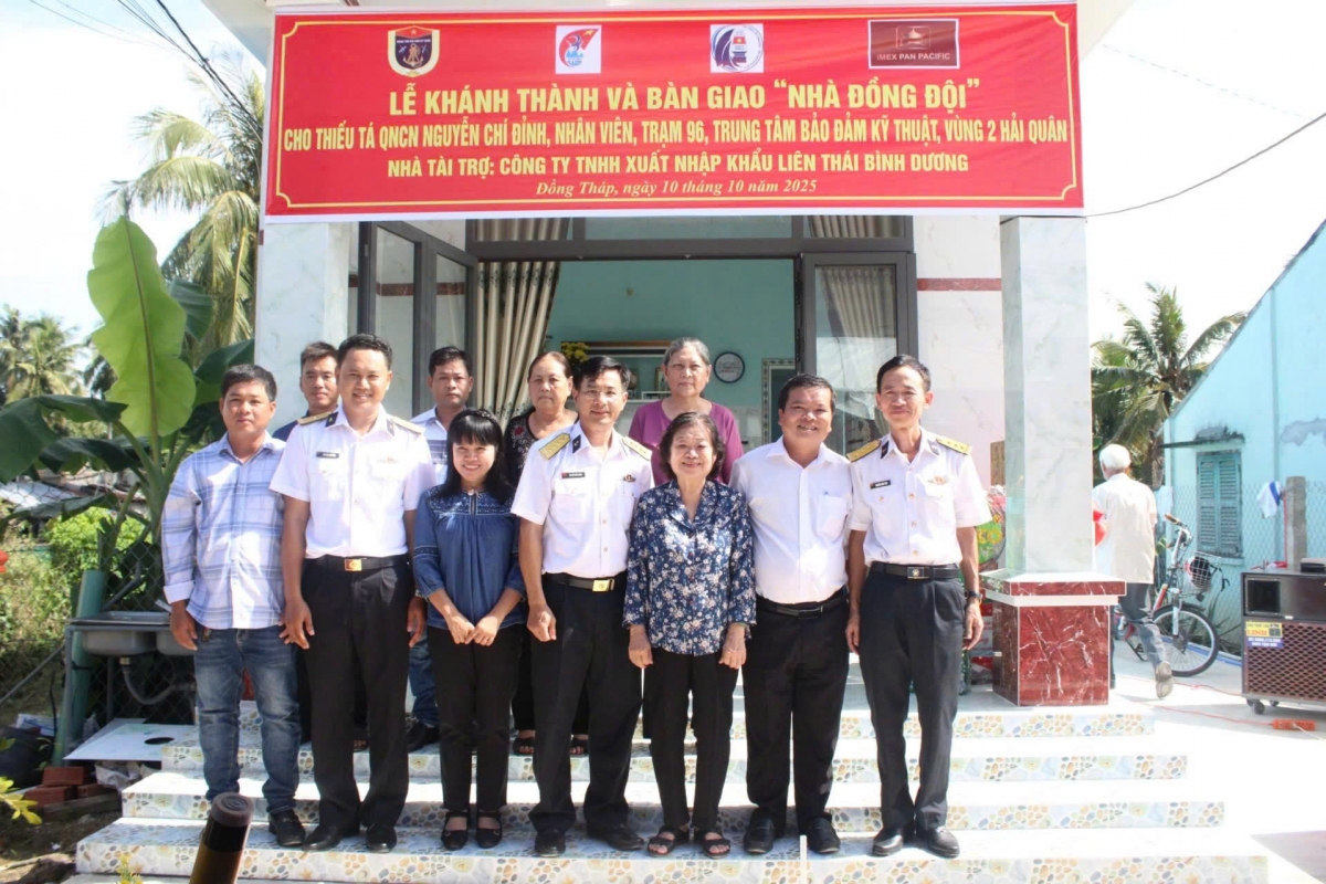 Các đại biểu chụp hình lưu niệm cùng gia đình đồng chí Thiếu tá QNCN  Nguyễn Chí Đỉnh
