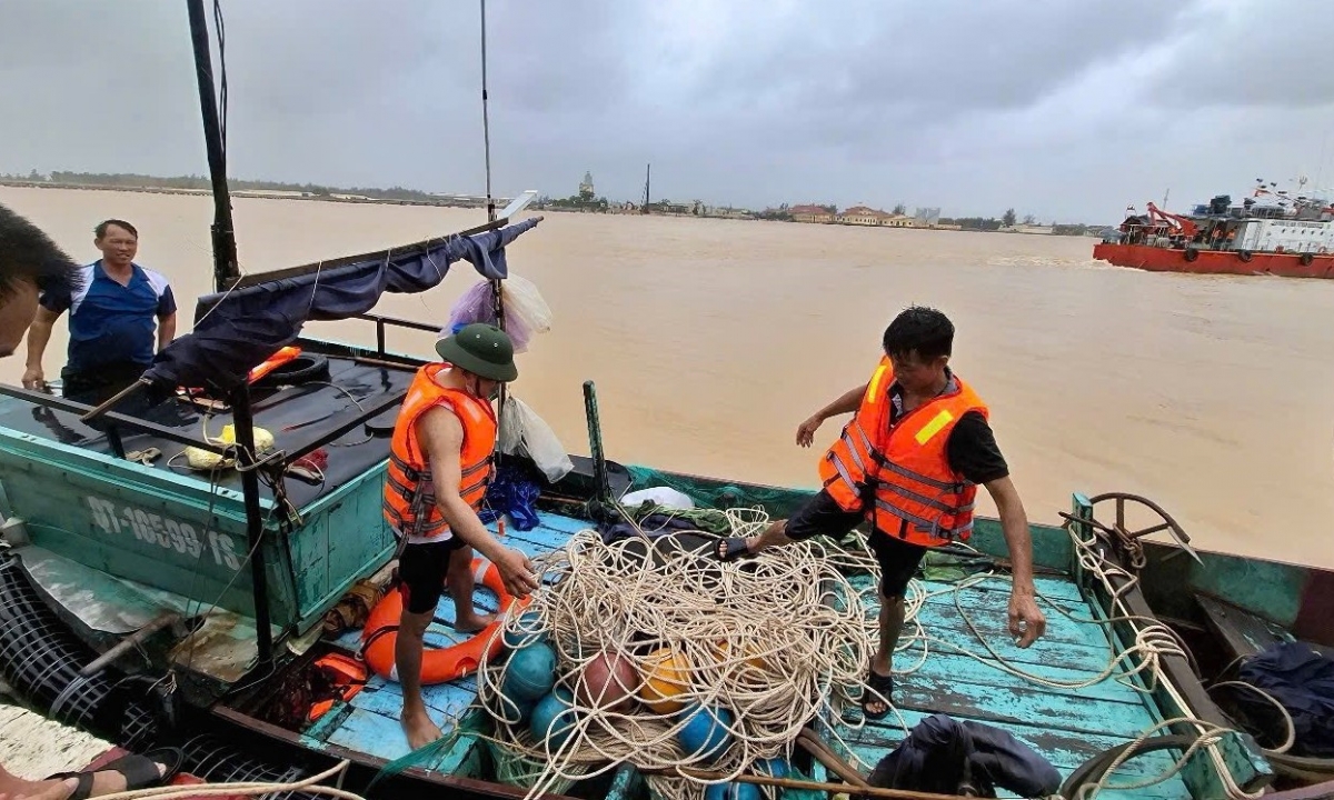 3 cá nhân cùng chiếc thuyền nhỏ vượt sóng cứu các ngư dân gặp nạn