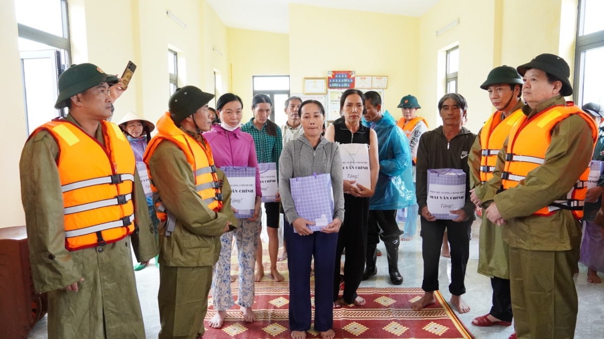 Bà con thôn Hữu Tân, xã Ninh Châu cám ơn sự quan tâm của Phó Thủ tướng Chính phủ Mai Văn Chính và lãnh đạo tỉnh Quảng Trị