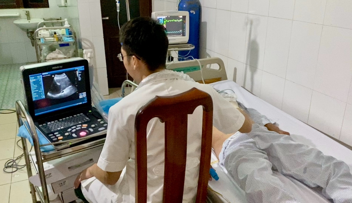Bác sĩ Bệnh xá đảo Trường Sa khám, theo dõi ngư dân
