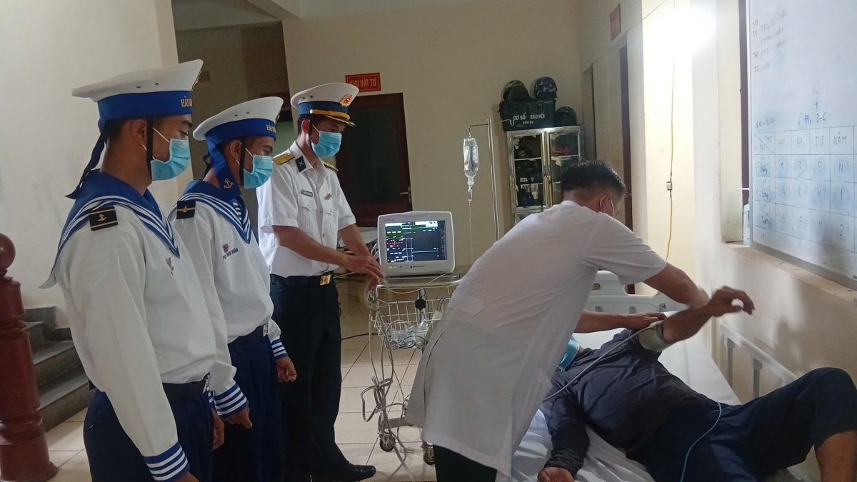 Bệnh nhân được bác sĩ Bệnh xá đảoTrường Sa thăm khám