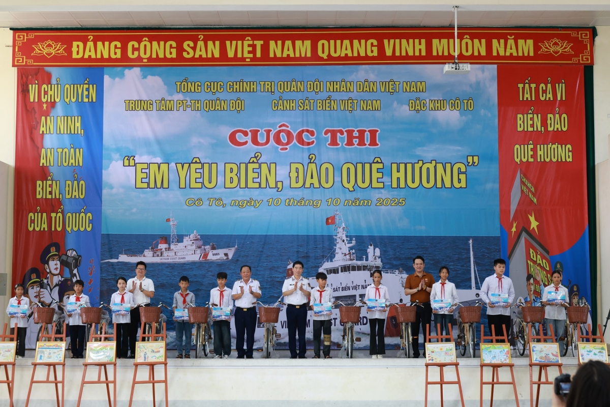 Ban tổ chức tặng xe đạp cho các em học sinh có hoàn cảnh khó khăn vươn lên học giỏi