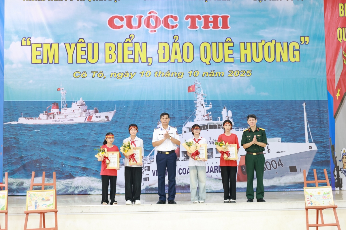 Ban tổ chức trao giải phần thi vẽ tranh với chủ đề “Em yêu biển, đảo quê hương và Người chiến sĩ Cảnh sát biển Việt Nam”