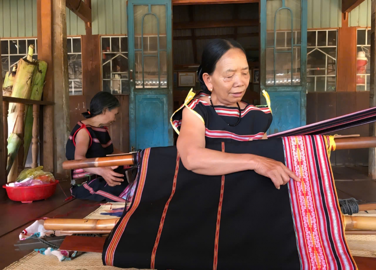 Bằng đôi tay khéo léo, các nghệ nhân ở làng Kép đã dệt nên những bộ trang phục truyền thống mang đặc trưng văn hóa tộc người