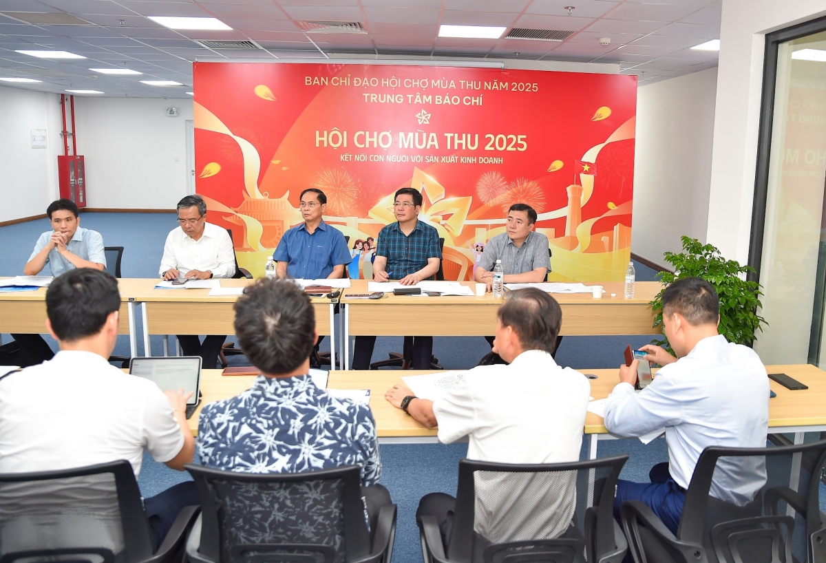 Phó Thủ tướng Bùi Thanh Sơn tại buổi kiểm tra về tình hình triển khai tổ chức Hội chợ Mùa thu 2025 tại Trung tâm Trung tâm Hội chợ triển lãm Quốc gia chiều 19/10/2025