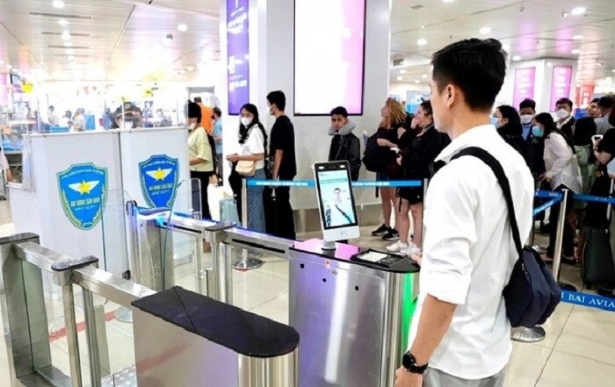 Sử dụng VNeID với khách làm thủ tục đi máy bay