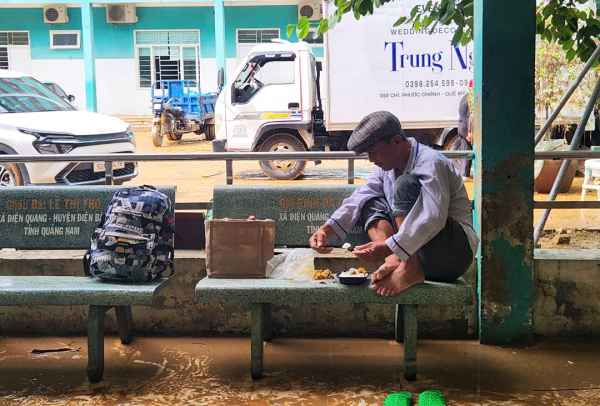Bệnh nhân Trương Văn Quang ăn cơm trưa tại bệnh viện trong ngày mưa lũ