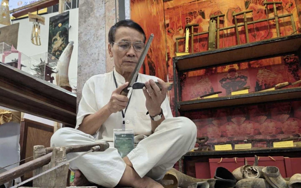 Nghệ nhân Nguyễn Văn Sử hướng dẫn du khách các công đoạn làm lược sừng