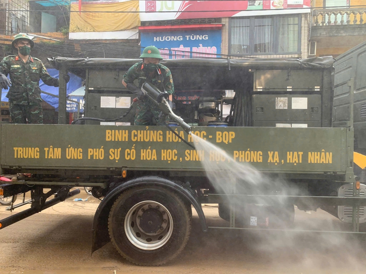 Binh chủng hóa học phun khử khuẩn tại các khu vực lũ rút.
