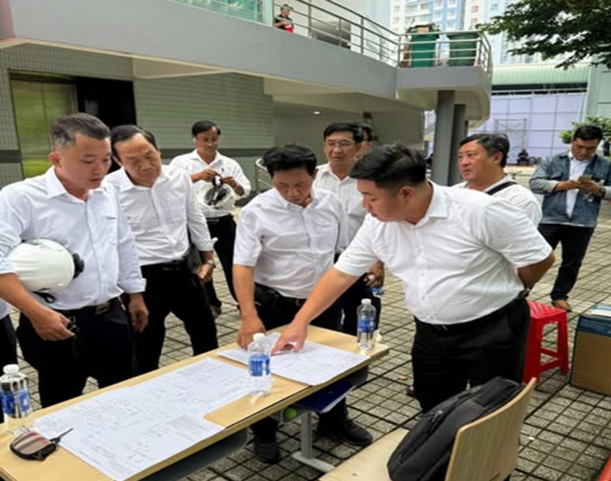 Ông Luân Quốc Hưng- Phó Tổng giám đốc EVNHCMC trực tiếp kiểm tra các phương án cấp điện và chỉ đạo tại hiện trường.