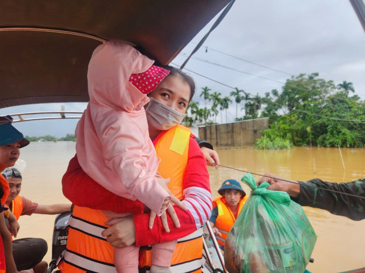Bộ Chỉ huy Quân sự thành phố Đà Nẵng tiếp cận, đưa mẹ và bé bị sốt cao ra khỏi vùng chia cắt để đến bệnh viện điều trị.