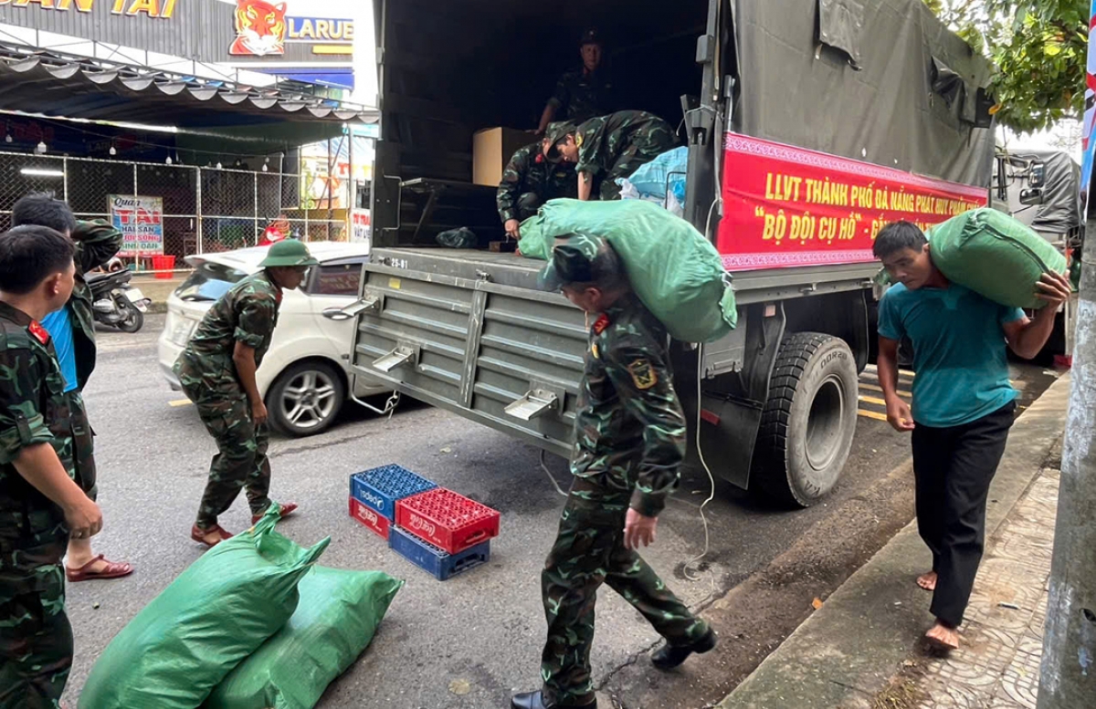 Bộ Chỉ huy Quân sự thành phố tiếp tế thực phẩm cho các cơ sở y tế