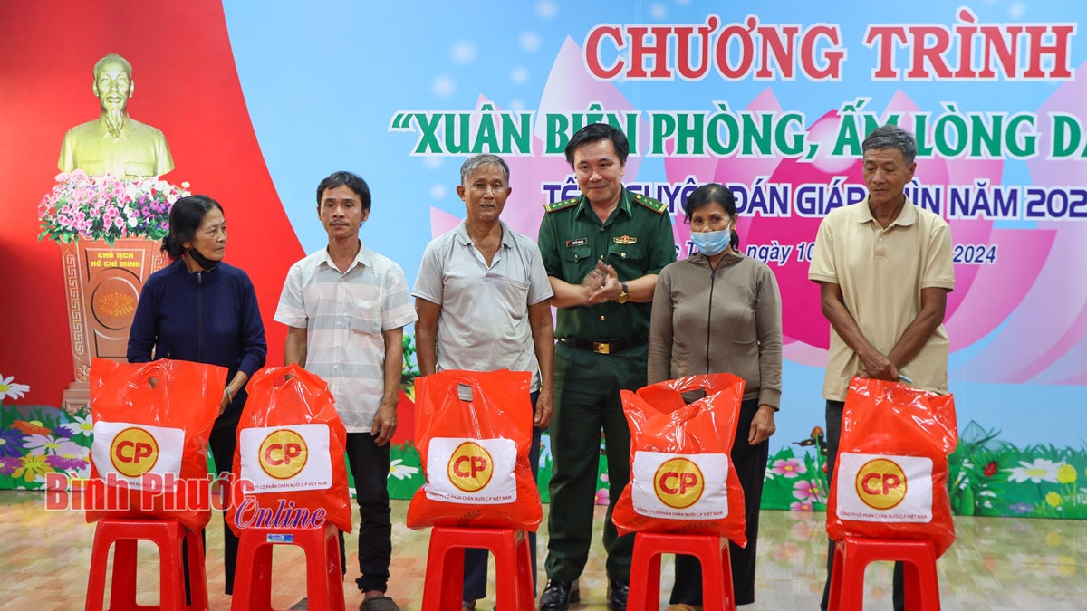 Bộ đội Biên phòng tặng quà cho người dân trong chương trình “Xuân biên phòng ấm lòng dân bản”