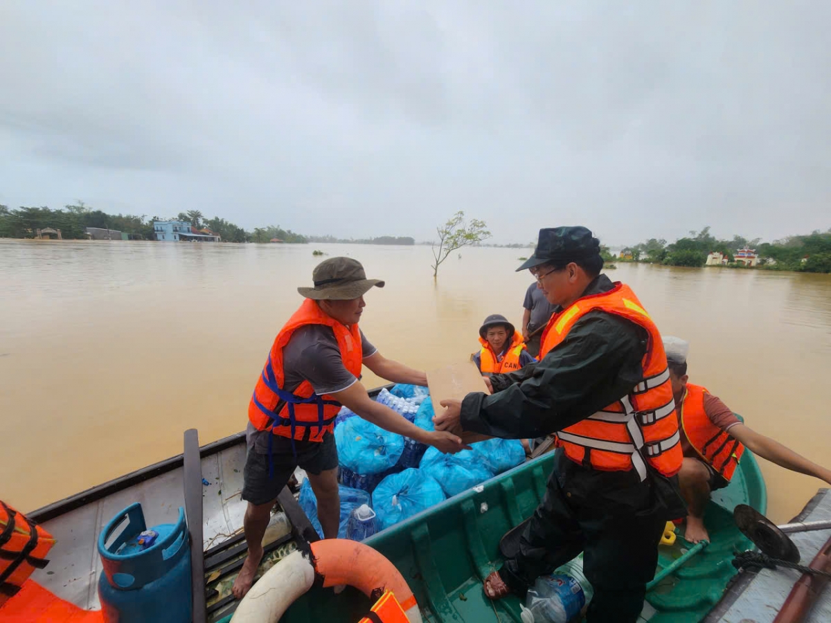 Bộ đội đi ghe tiếp cận từng hộ dân còn thiếu lương thực để hỗ trợ bà con.