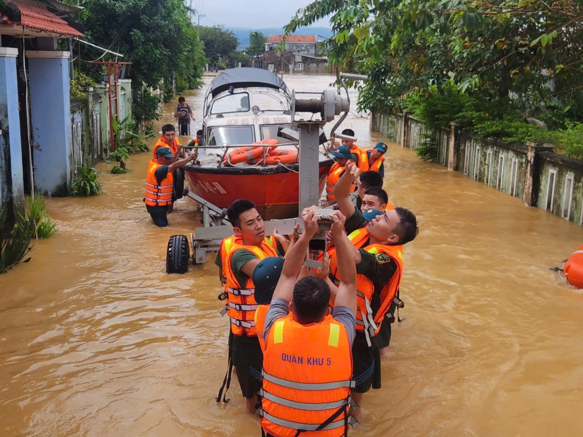 Bộ đội hạ ca nô cơ động cứu dân, hoàn thành công việc lại đưa phương tiện về.