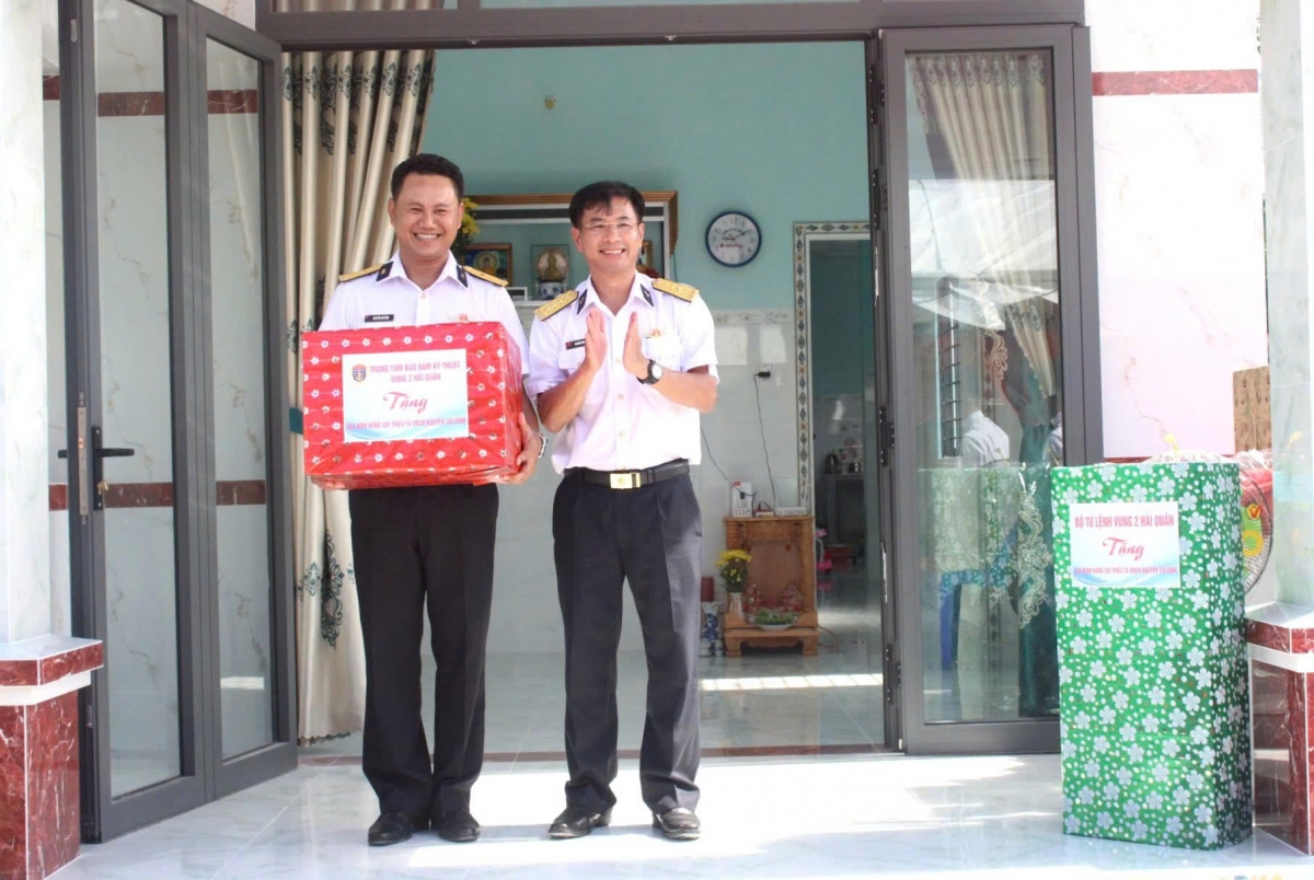 Thủ trưởng Trung tâm BĐKT trao quà cho gia đình