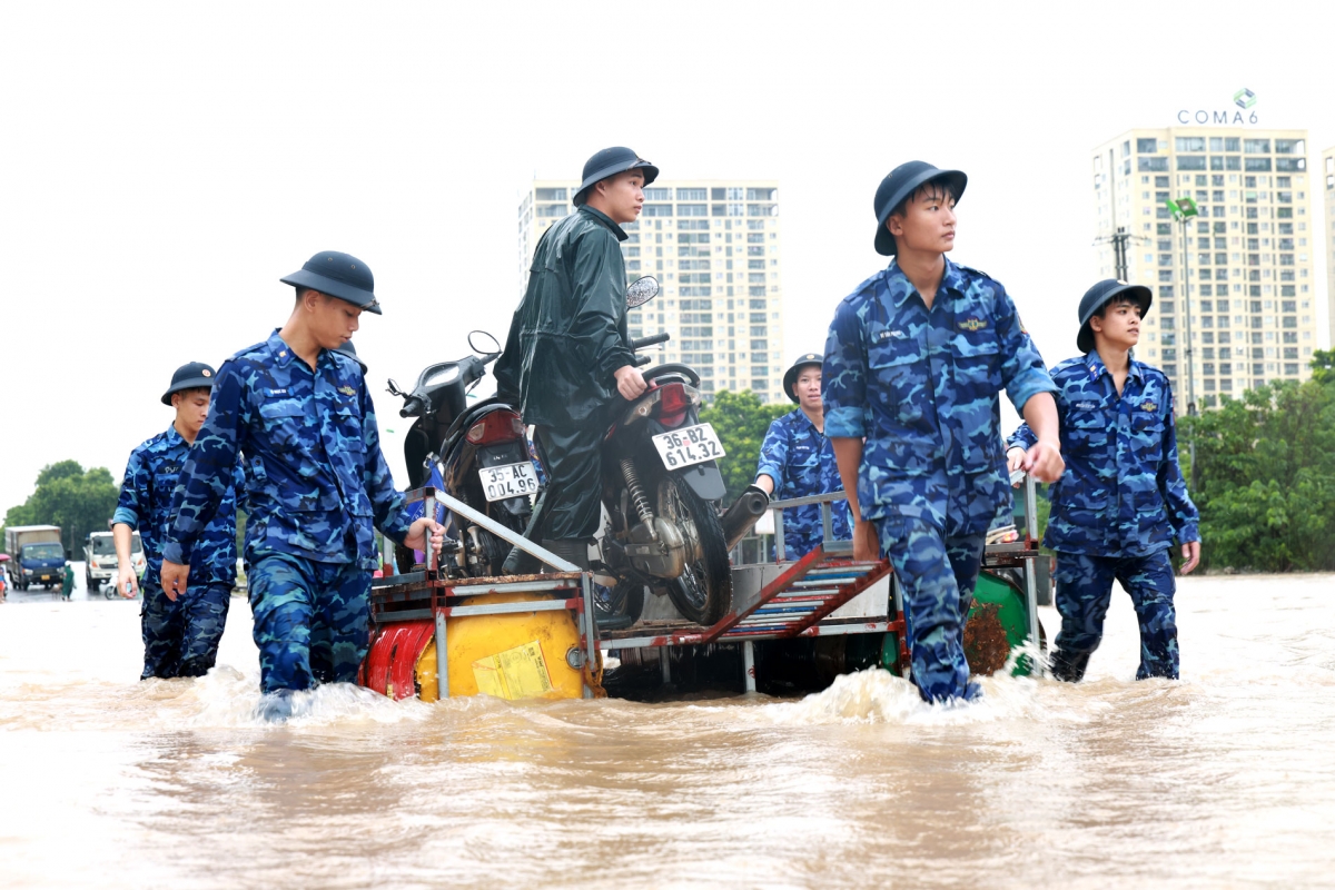 Các chiến sĩ đưa hàng trăm lượt người và phương tiện qua khu vực ngập sâu ở QL 70