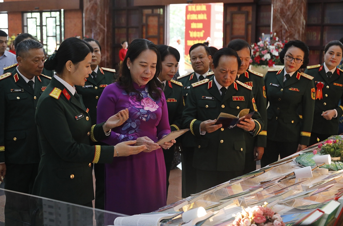 Các đại biểu thăm khu trưng bày