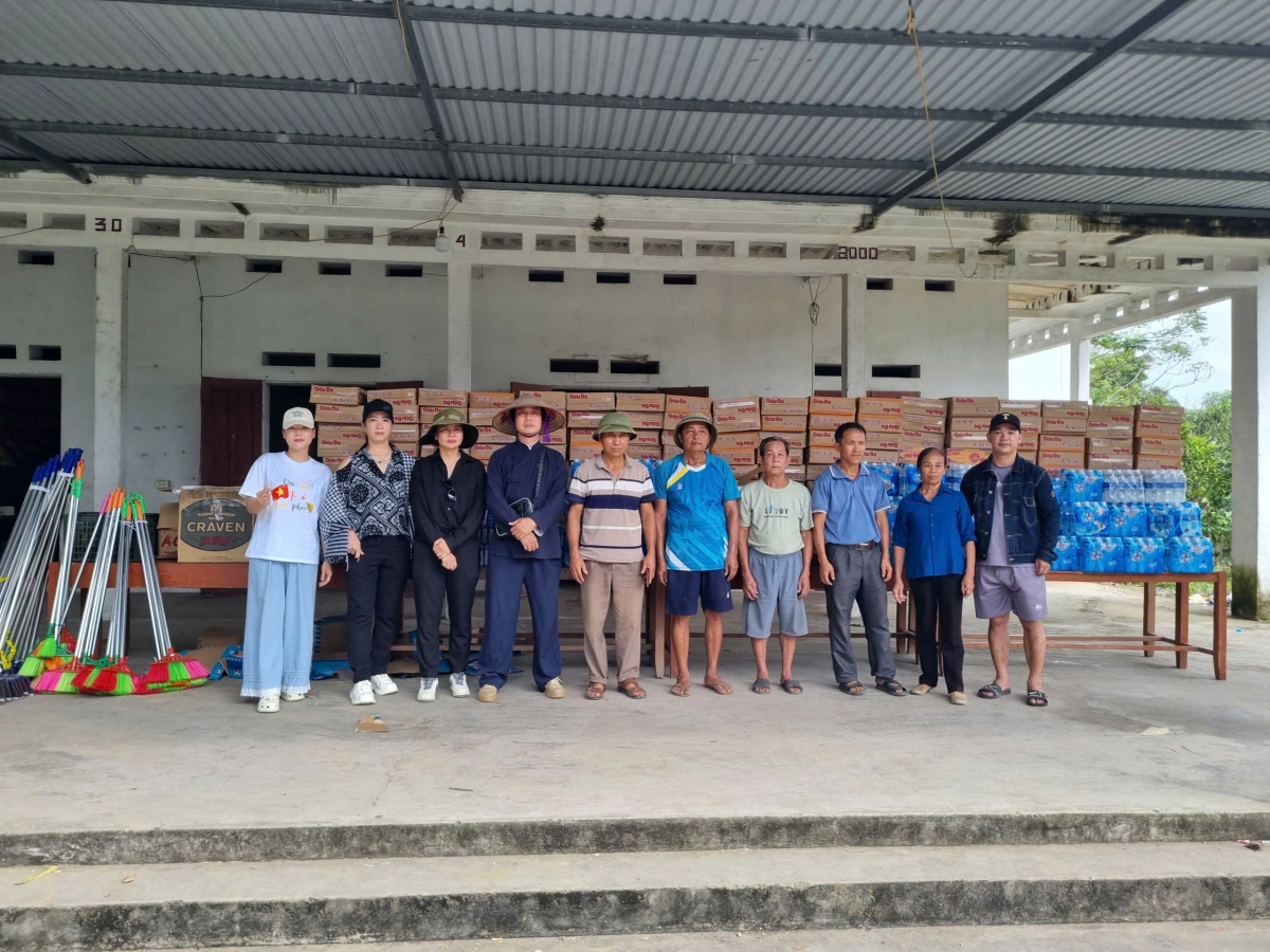 Các đoàn thiện nguyện với những hàng hóa thiết yếu như lương thực, thực phẩm, đồ dùng, trong đó có cả chổi quét nhà