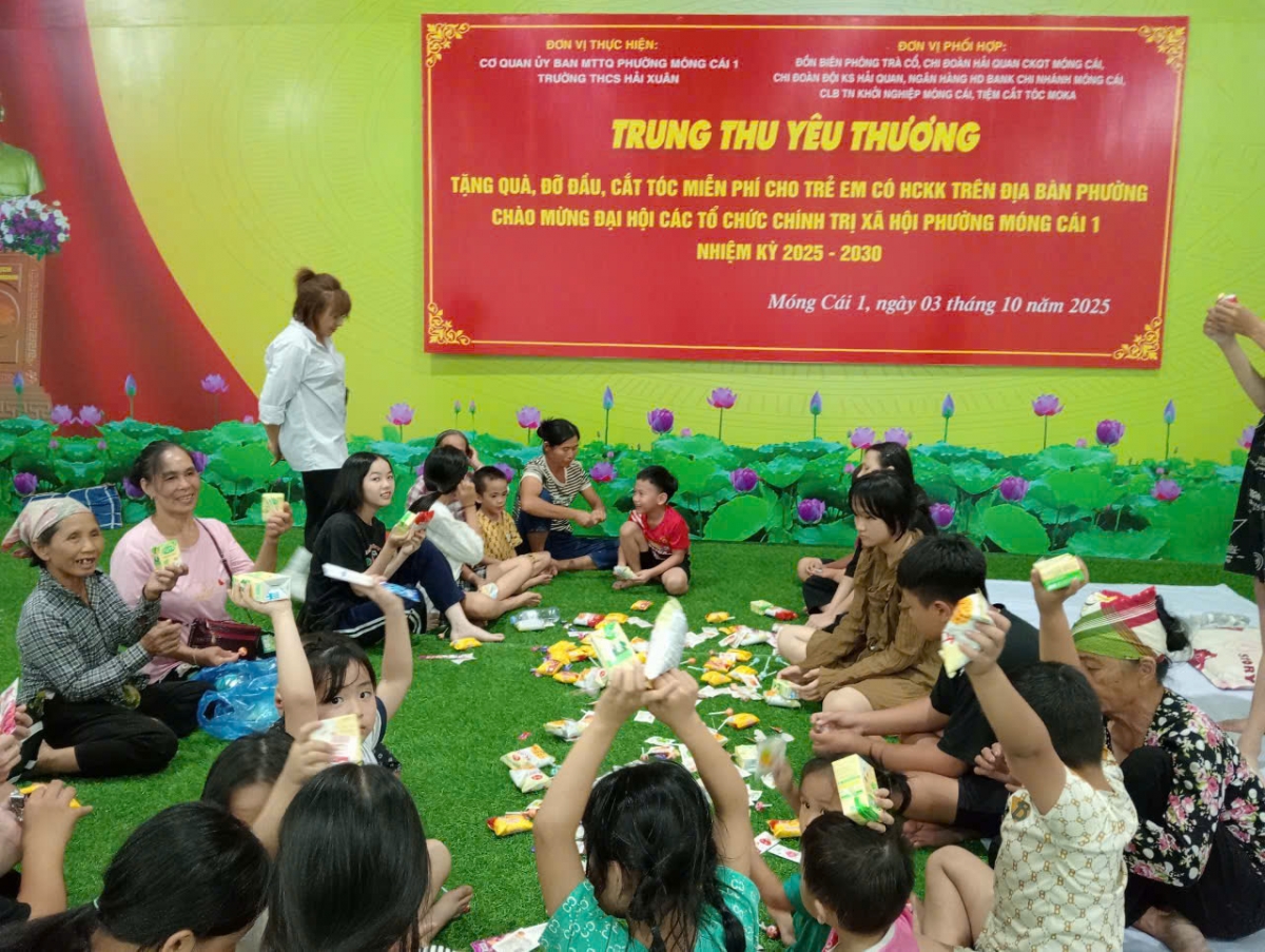 Các em nhỏ được tặng quà, tổ chức Trung thu ấm áp, ý nghĩa.