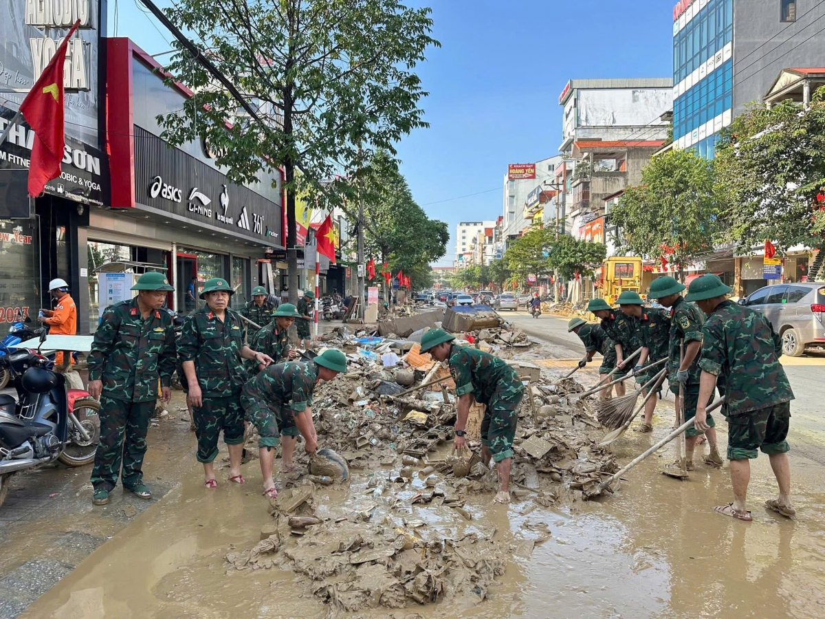 Các lực lượng khẩn trương dọn dẹp vệ sinh môi trường, đảm bảo cho cuộc sống người dân sớm ổn định.
