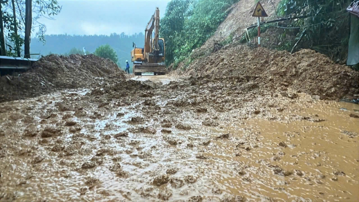 Các phương tiện đang khắc phục sạt lở trên Quốc lộ 24 qua tỉnh Quảng Ngãi.