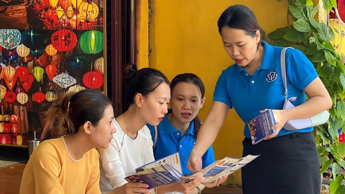 Cán bộ Bảo hiểm xã hội tuyên truyền chính sách bảo hiểm xã hội, bảo hiểm y tế cho người lao động