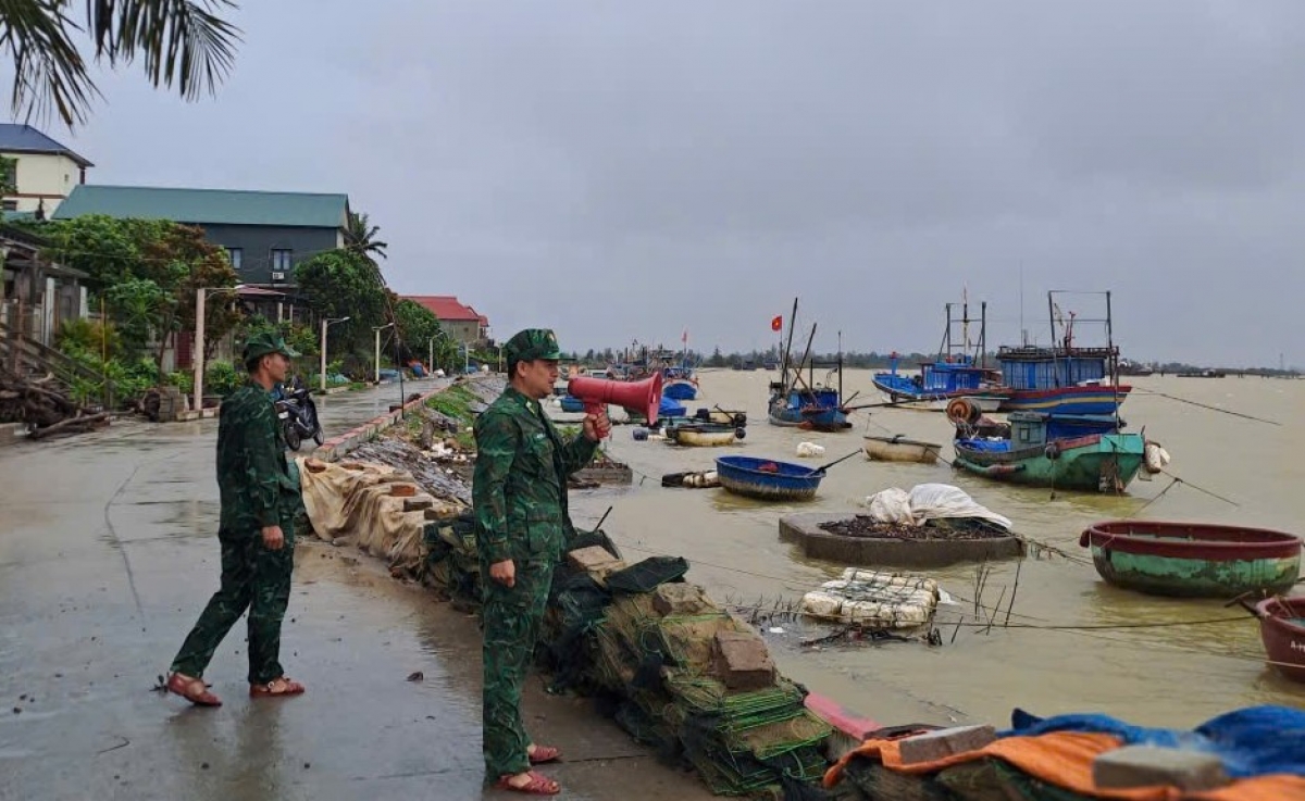 Cán bộ, chiến sĩ Đồn Biên phòng cửa khẩu Cửa Việt, Ban chỉ huy Bộ đội Biên phòng tỉnh Quảng Trị tăng cường kiểm soát tàu cá và ngư dân