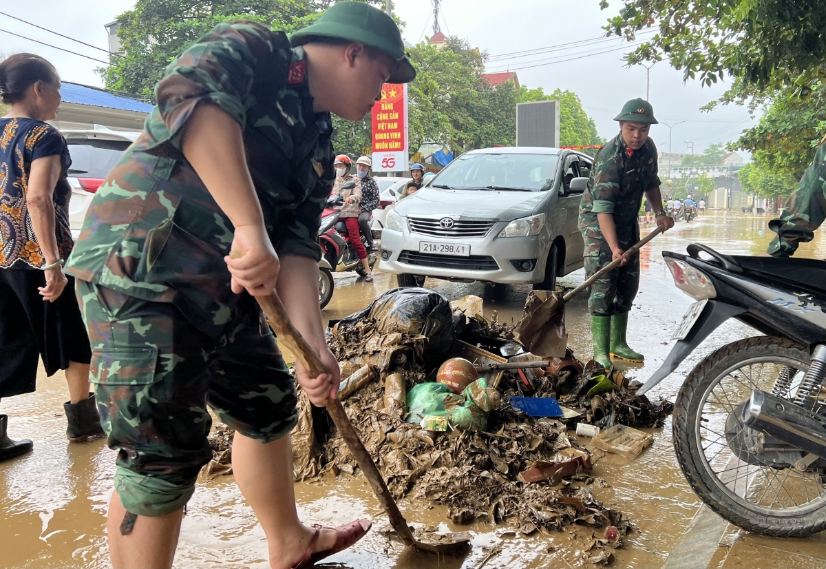 Cán bộ chiến sỹ Bộ Chỉ huy Quân sự tỉnh Lào Cai có mặt tại nhiều địa điểm giúp đỡ nhân dân