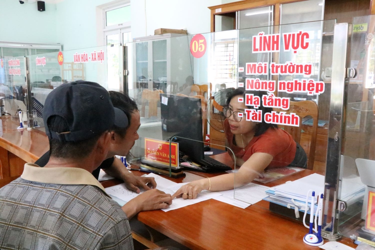 Cán bộ cơ sở hướng dẫn người dân cập nhật dữ liệu và các thủ tục về đất đai.