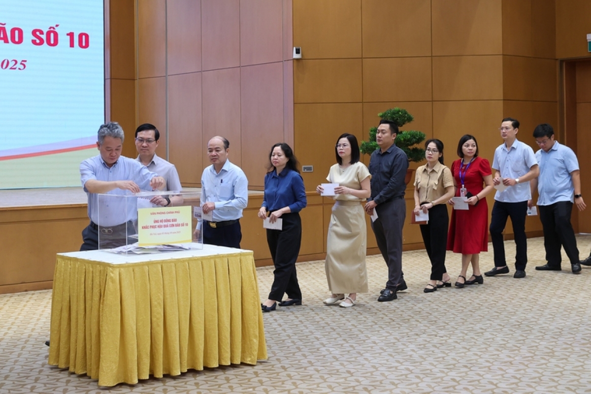 Cán bộ Văn phòng Chính phủ ủng hộ đồng bào khắc phục hậu quả cơn bão số 10 -ảnh Nhật Bắc