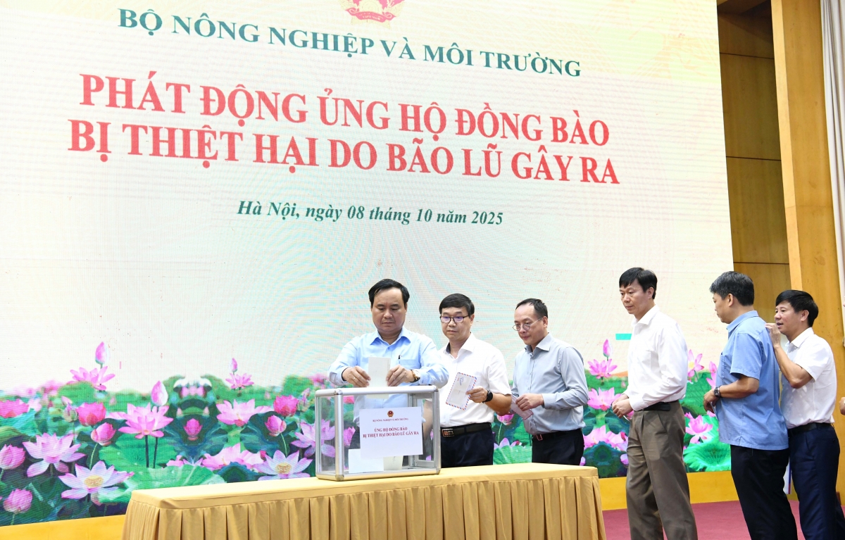 Cán bộ công nhân viên chức ngành nông nghiệp ủng hộ đồng bào vùng thiên tai