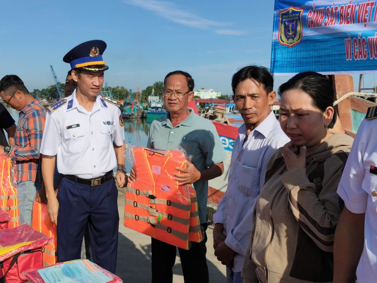 Cảnh sát biển tuyên truyền IUU và tặng quà cho ngư dân tỉnh Đồng Tháp.