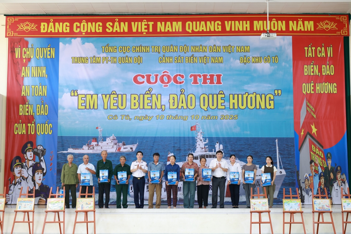 Cảnh sát biển Việt Nam tặng quà các gia đình chính sách trên địa bàn Đặc khu Cô Tô