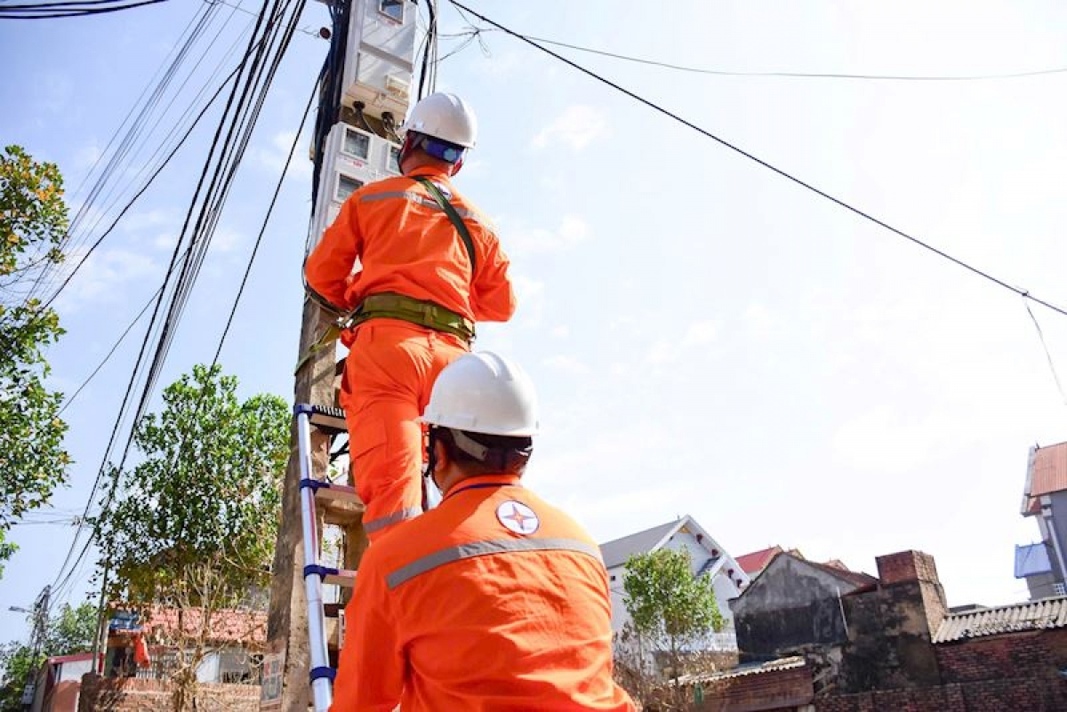 Công nhân EVHANOI kiểm tra thiết bị điện tại khu vực ngập nước sau khi nước rút