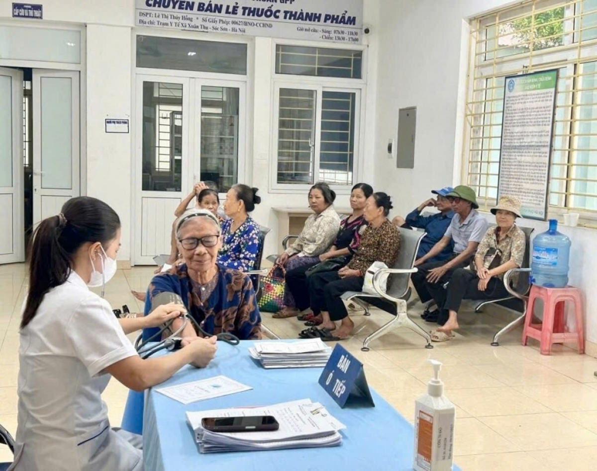 Người dân được thăm khám sức khỏe định kỳ