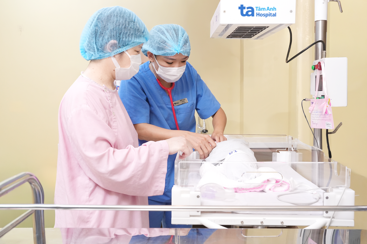 Chị Nguyễn Thị Hà (45 tuổi, Hà Nội) đưa con đến tiêm kháng thể đơn dòng phòng RSV tại Bệnh viện Đa khoa Tâm Anh Hà Nội trong ngày ra mắt