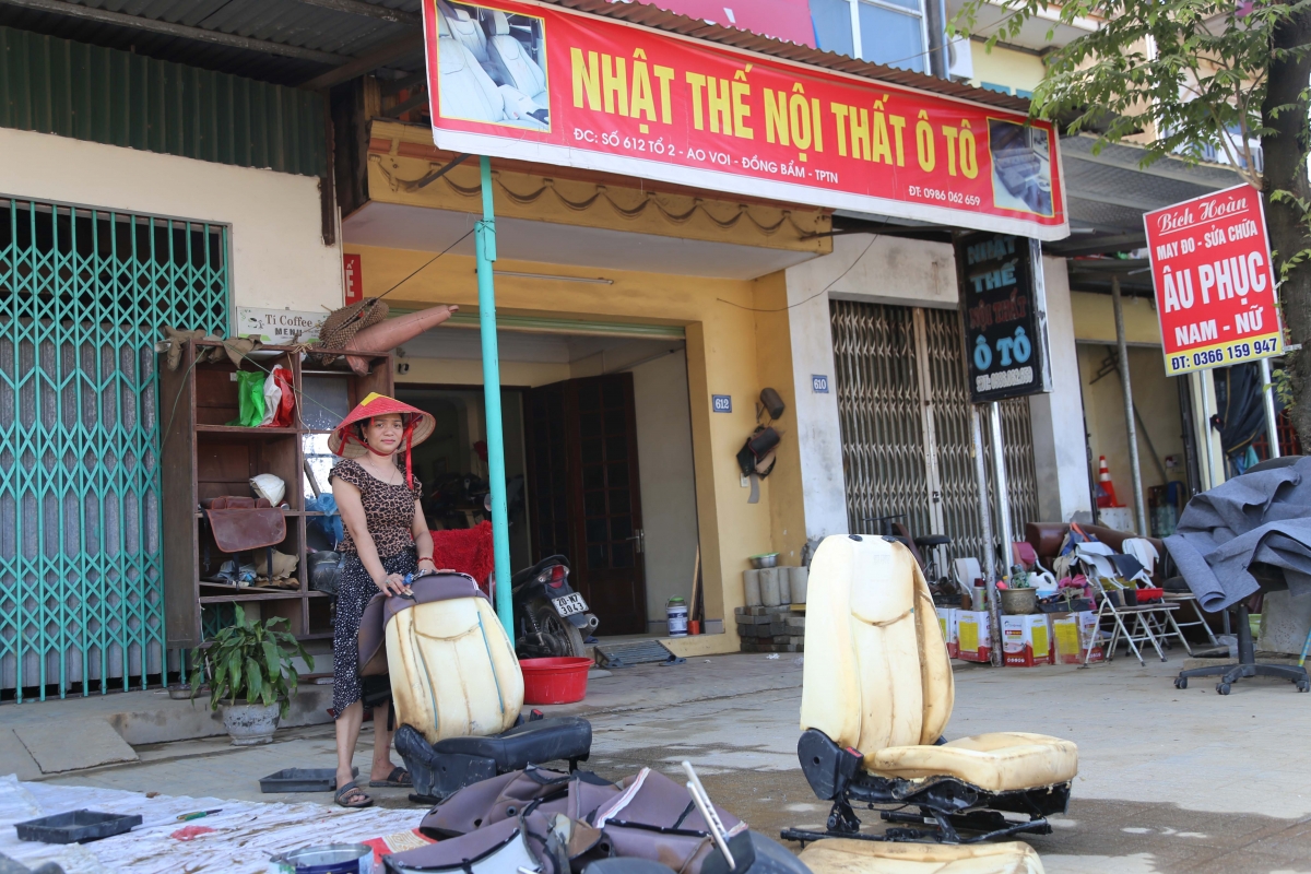 Chị Phạm Thị Bích Hoàn (phường Linh Sơn) khẩn trương dọn dẹp với hy vọng sớm mở lại cửa hàng nội thất ô tô.