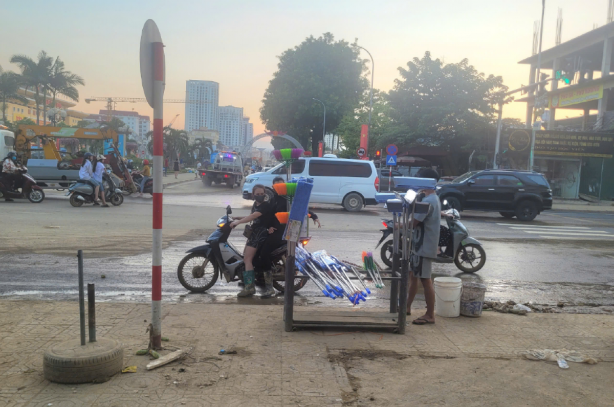 Những cây chổi dọn nhà, món hàng "hot" nhất sau khi lũ rút, bán tại Chợ Thái vẫn được giữ mức giá như trước khi mưa lũ