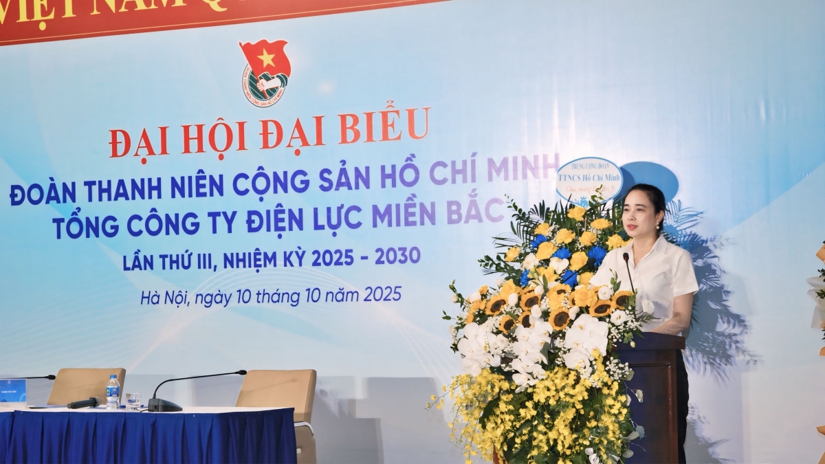 Đồng chí Đỗ Nguyệt Ánh – Bí thư Đảng ủy, Chủ tịch HĐTV EVNNPC phát biểu chỉ đạo tại Đại hội