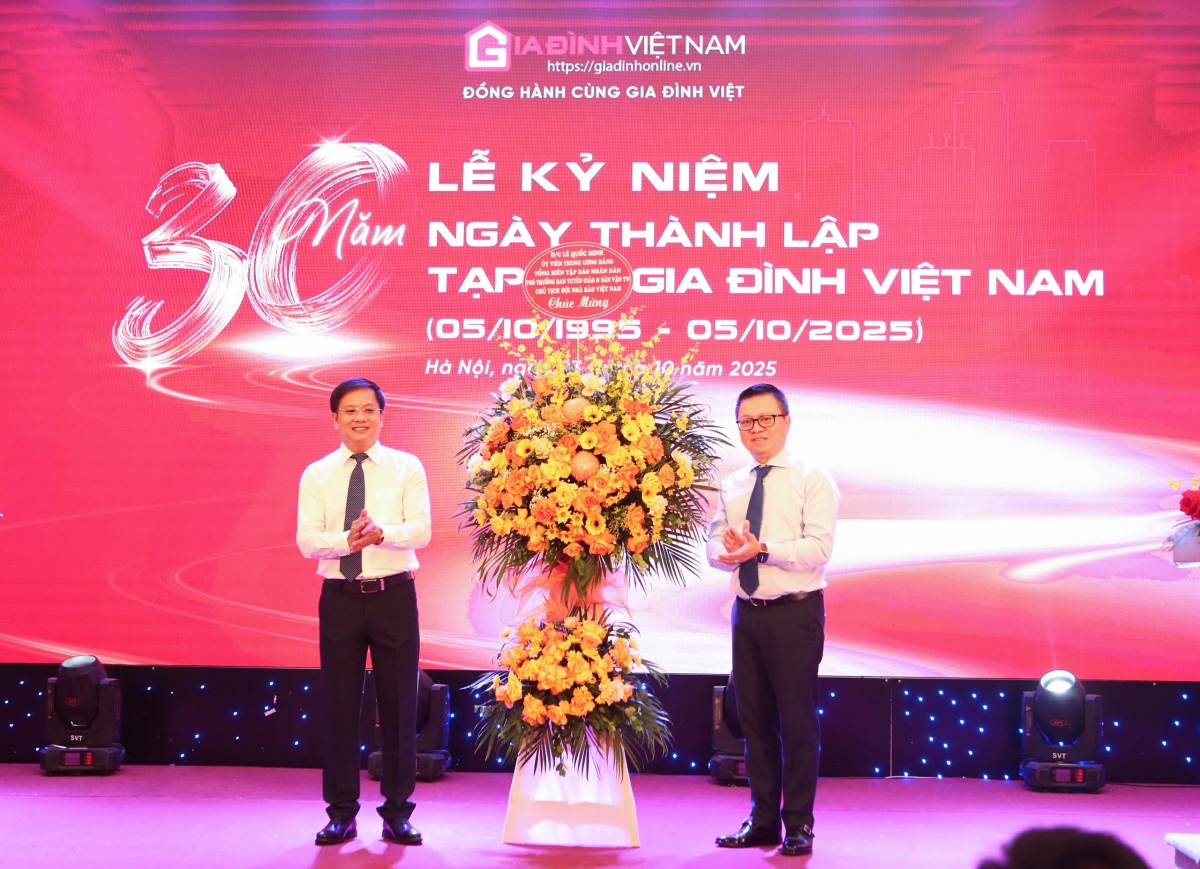 chu_tich_hoi_nha_bao_viet_nam_le_quoc_minh_chuc_mung_tap_chi_gia_dinh_viet_nam.jpg